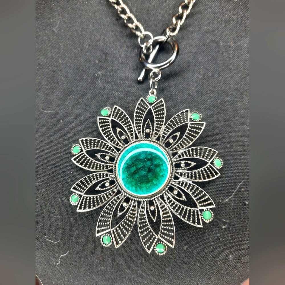 Elegant Silver and Green Pendant Necklace